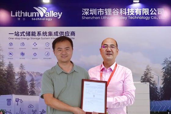 李一峰先生(右)为Lithium Valley颁发认证证书