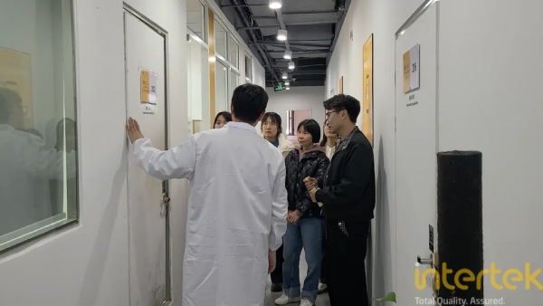 嘉宾们参观了功效实验室