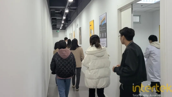 嘉宾们参观了功效实验室