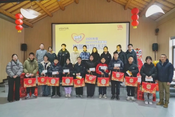 发放将助学金及慰问品